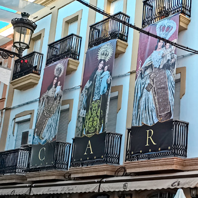 Producción y colocación de lonas de El Carmen en El Puerto